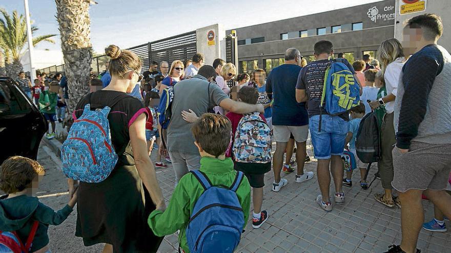 El acceso al colegio Princesa de Asturias, uno de los más demandados de Elche.