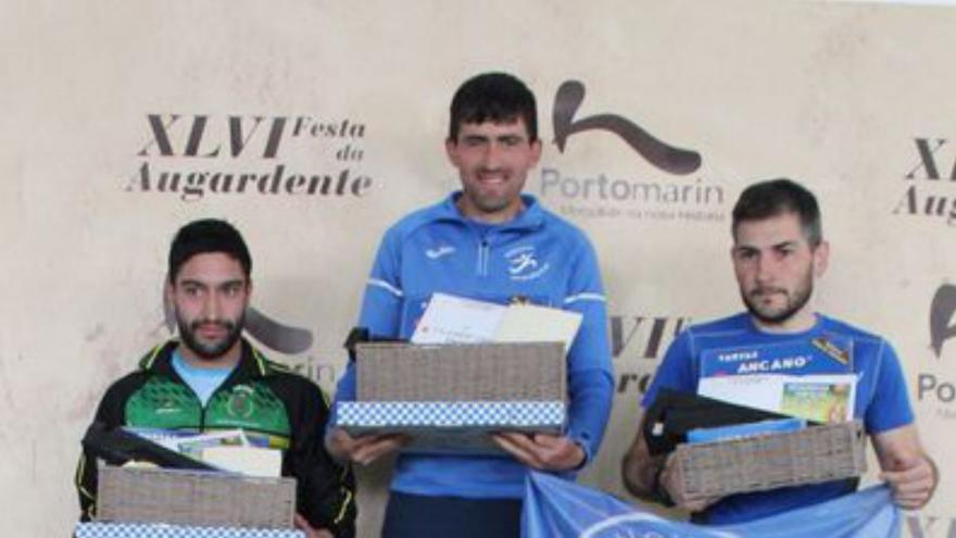 Victoria y récord para el dezano José Canda en la carrera Festa da Augardente