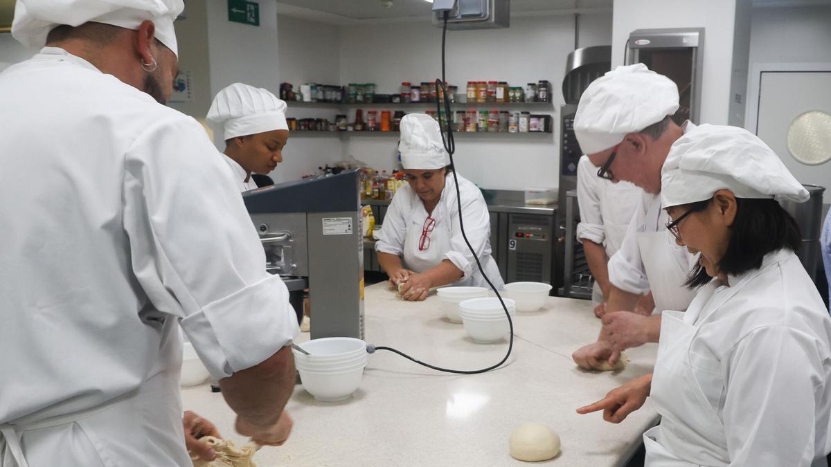 Alumnos de Cociña e restauración en una clase del CIFP Compostela, en Santiago. CENTRO INTEGRADO DE FORMACION PROFESIONAL. FP. COCINA. ESTUDIANTES
