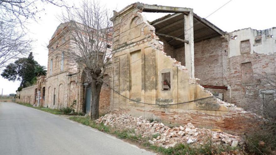 Una part de l&#039;edifici en estat de ruïna.