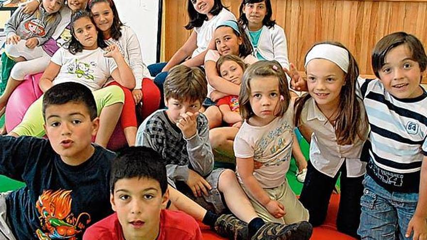 Los niños disfrutan de la iniciativa promovida para el fomento de la lectura.