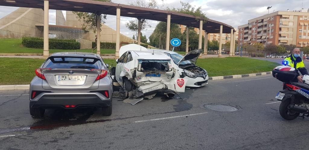 Fuerte accidente múltiple en una rotonda en Alicante