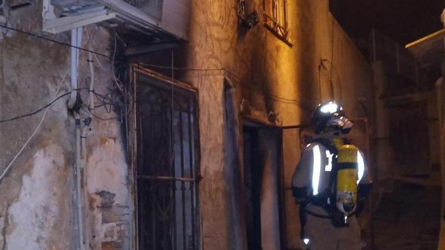 Mueren tres personas en el incendio de una casa esta madrugada en Murcia