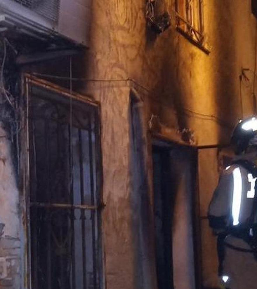 Mueren tres personas en el incendio de una casa esta madrugada en Murcia