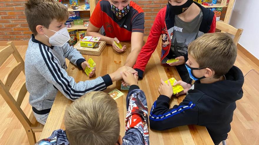 Un grupo de niños realiza un juego en una de las sesiones organizadas por la escuela.