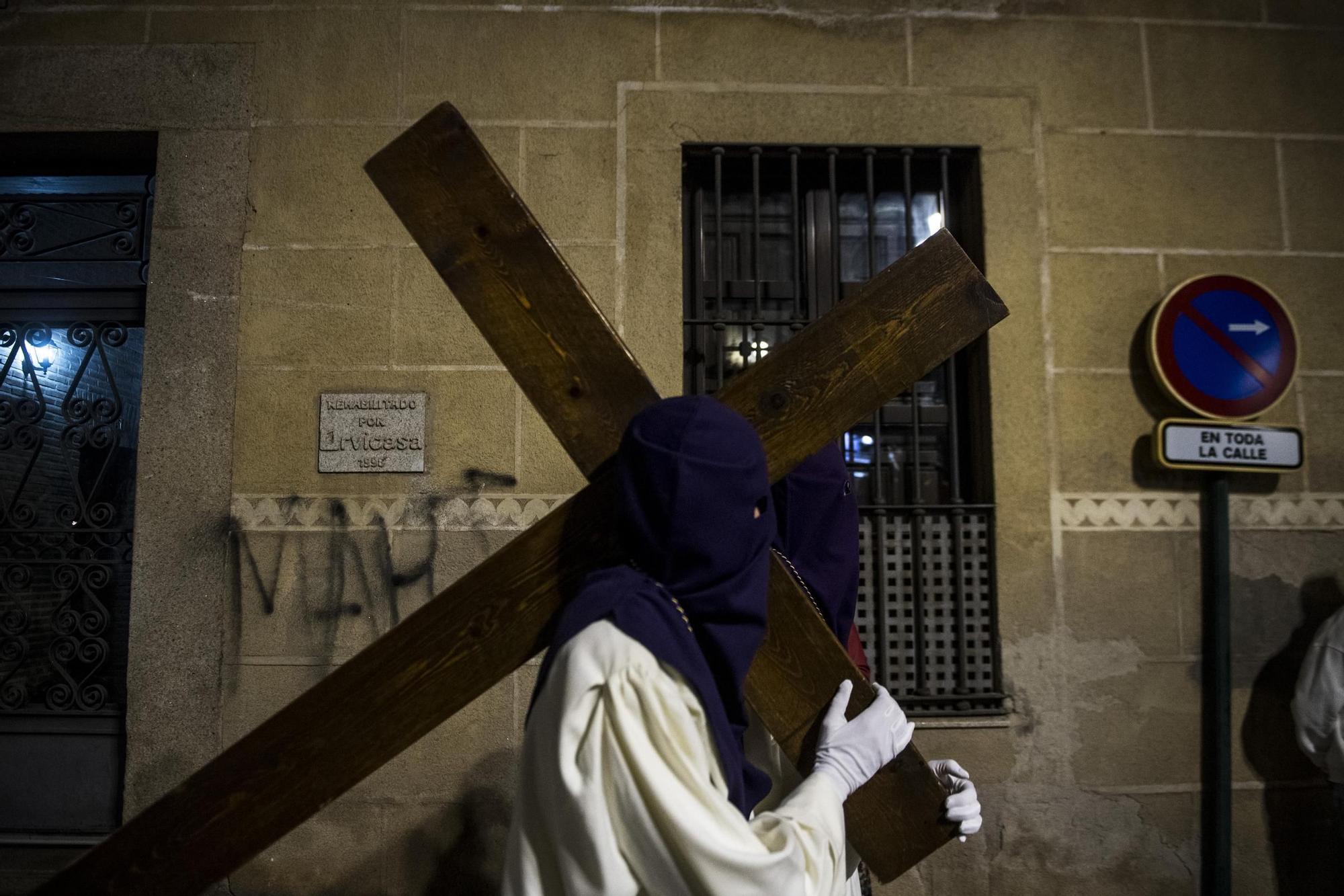 La procesión de la Cofradía del Amor recorre el casco viejo de Cáceres