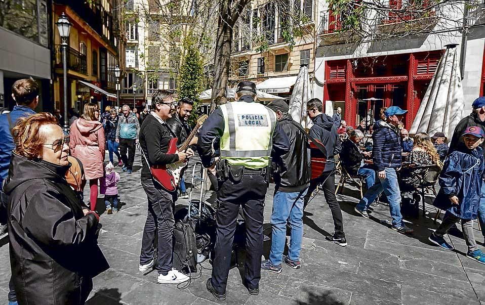 Policías para todo en el centro turístico de Palma