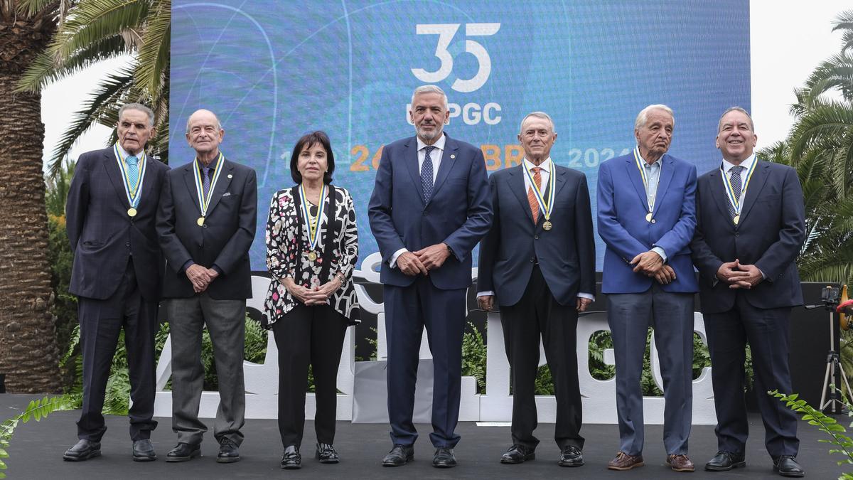 Entrega de medallas a los premiados por el 35 aniversario de la Universidad de Las Palmas de Gran Canaria