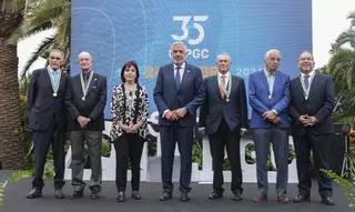 Entrega de medallas a los premiados por el 35 aniversario de la Universidad de Las Palmas de Gran Canaria