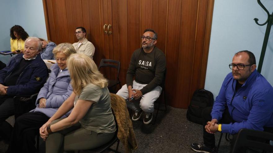 Gustavo Prieto , sentado al fondo, en el centro de la imagen, en la última junta local del PP de Castrillón. | N. M.
