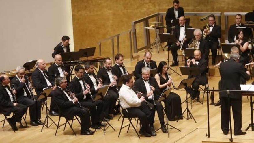 Una banda con varios uniformes