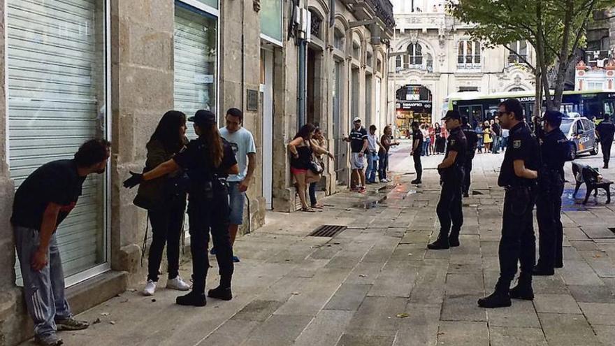 Un momento del operativo policial desplegado el pasado lunes en la Plaza de la Princesa.