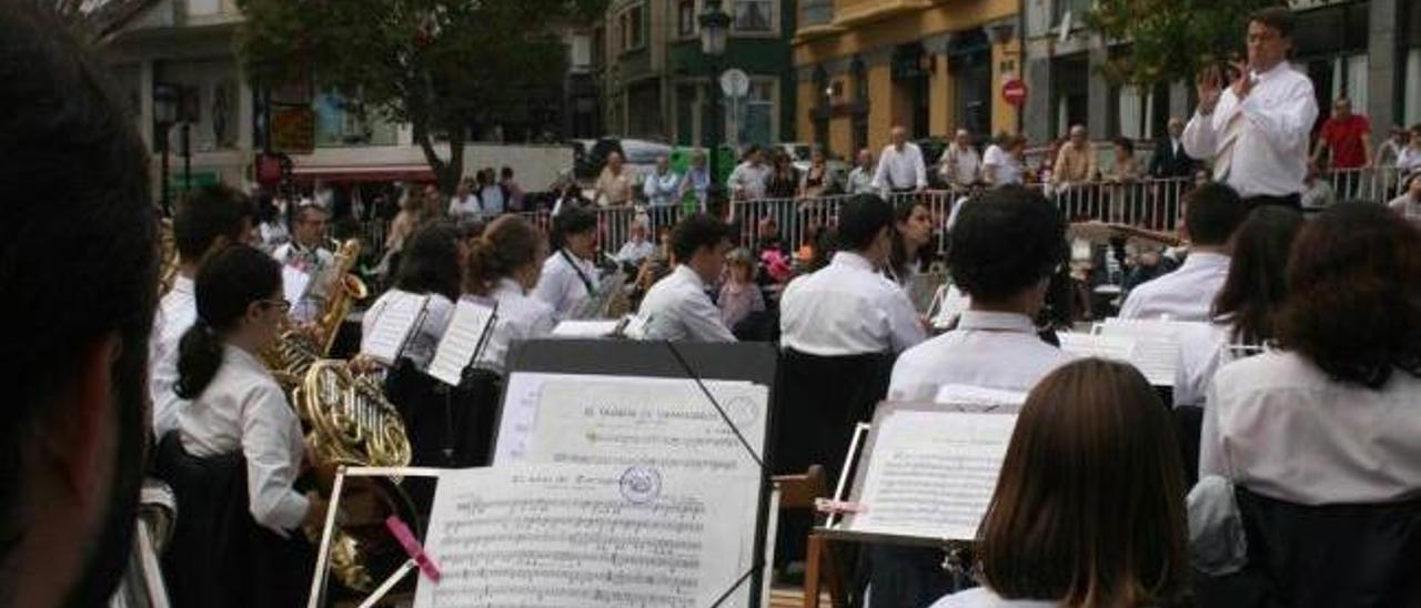 Un concierto de la Banda de Música en la plaza de La Baragaña.