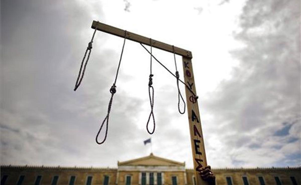Una forca amb quatre sogues preparades davant del Parlament grec, a Atenes.