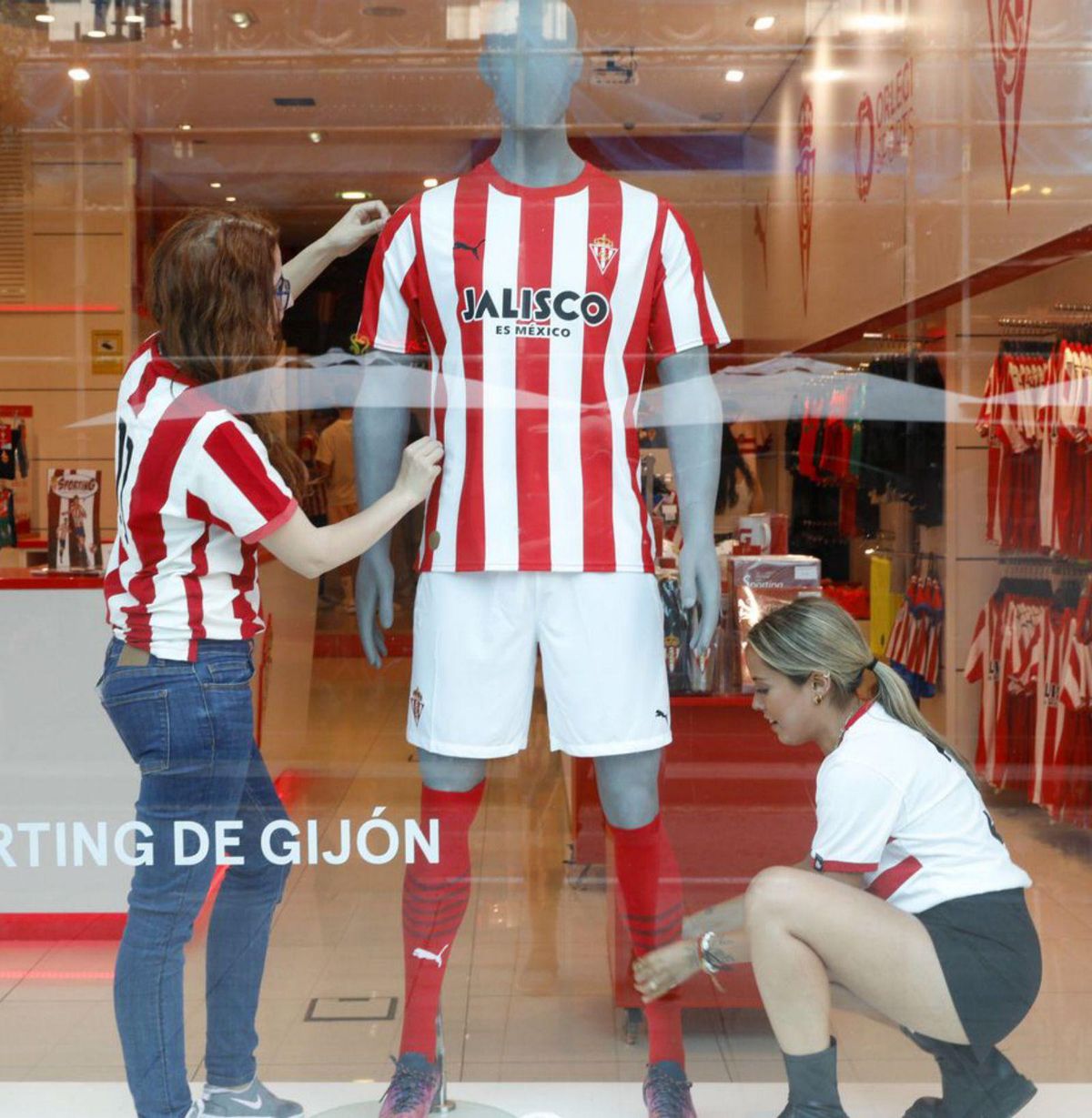 La equipación del Sporting sorprende entre jureles gigantes con algunos