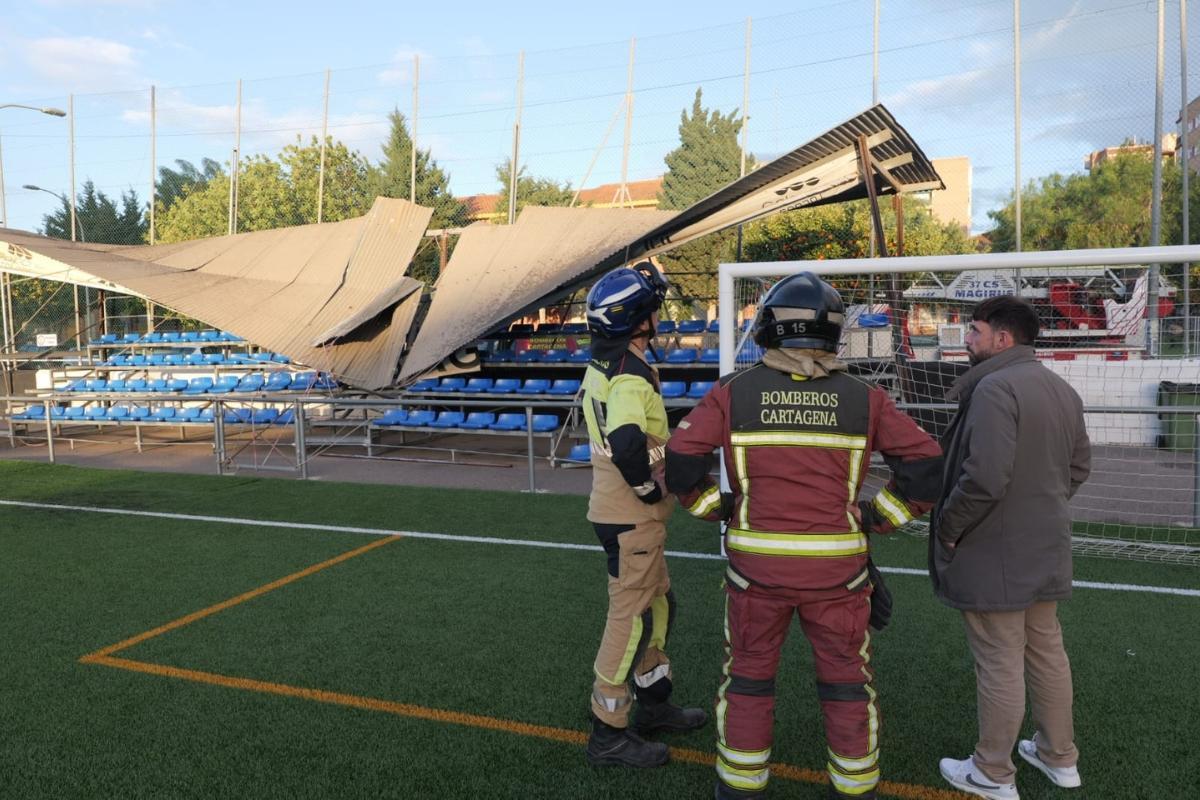 Bomberos examinan el estado de la pérgola del campo de fútbol Ciudad Jardín en Cartagena