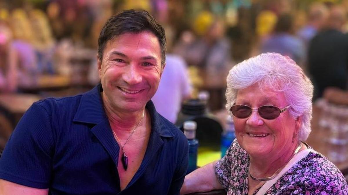 Persönliches „Meet and Greet“ mit Lucas Cordalis: Reiseteilnehmerin Ilse Feinhube im Megapark.