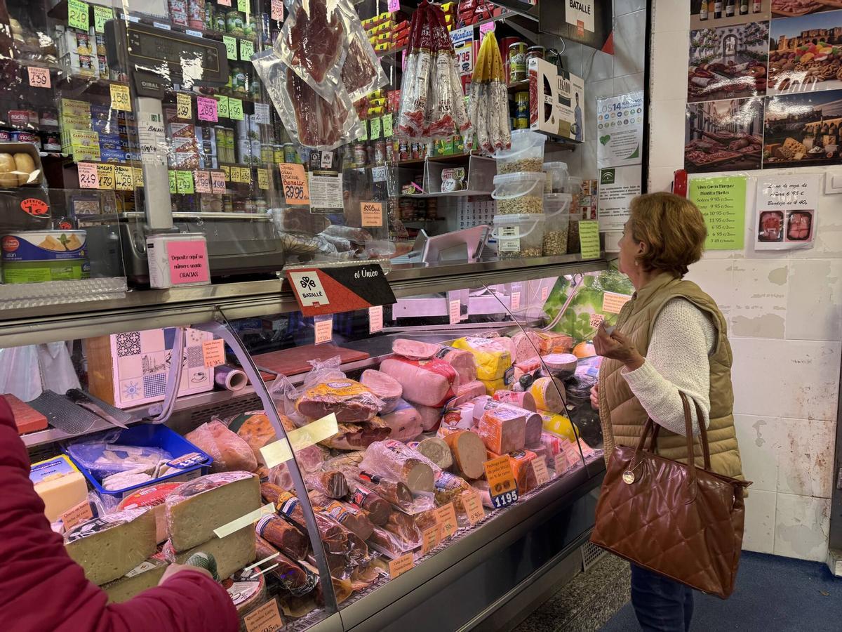 Clienta en una carnicería de Córdoba.