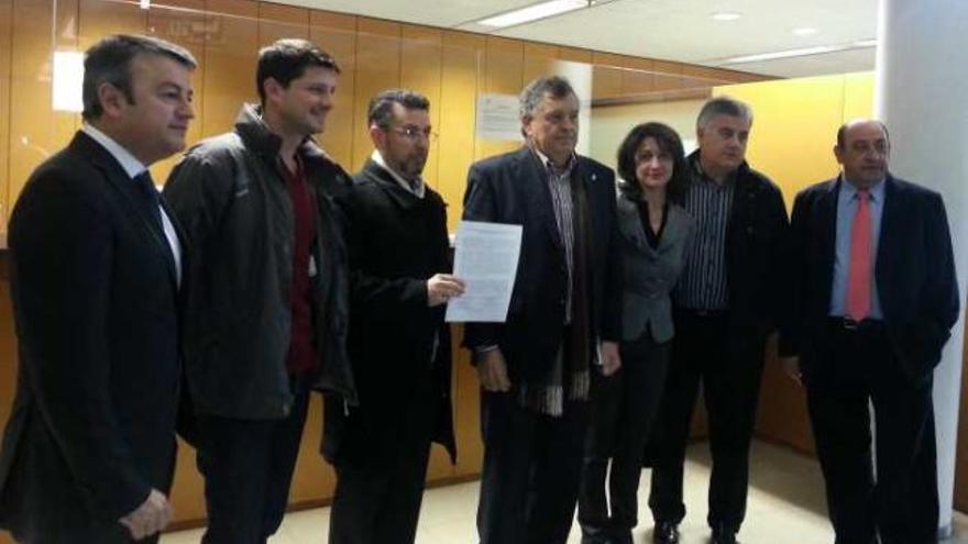 Representantes del PSPV-PSOE ayer tras registrar la petición a Luisa Pastor para que suspenda el proceso.