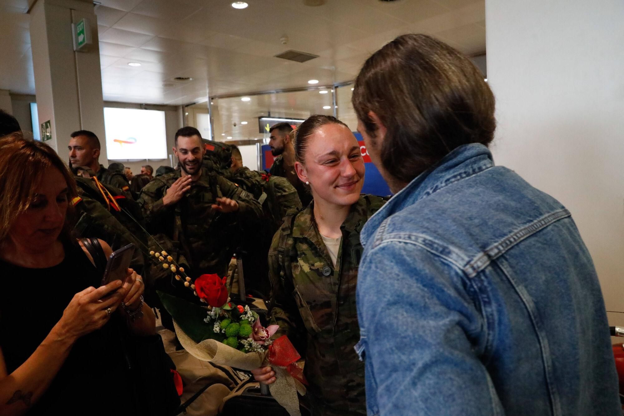 EN IMÁGENES: El regreso a Asturias en el aeropuerto del batallón "Toledo" tras meses en Eslovaquia