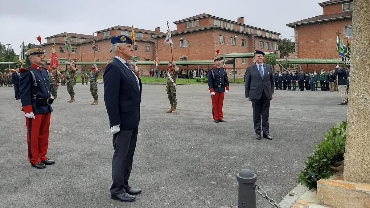 Alfredo Canteli, a la derecha, posa ante el monumento a los caídos en el Cabo Noval durante el acto.