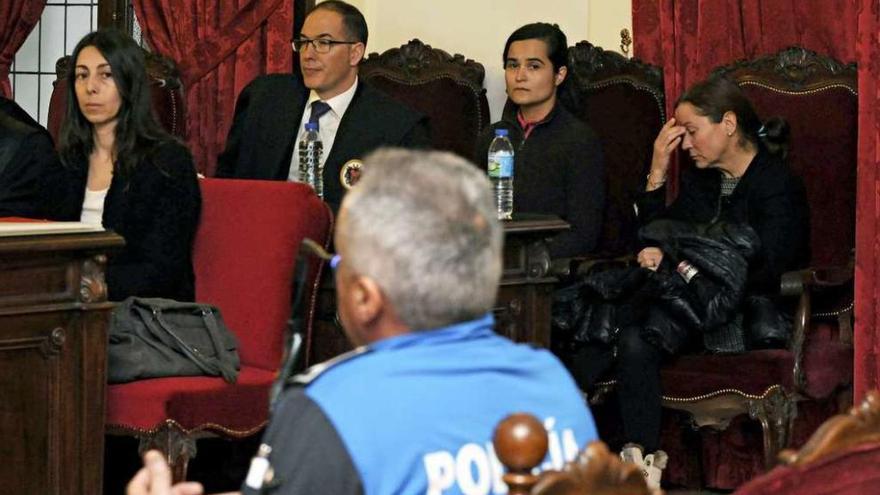 Raquel Gago (izda.) y detrás Triana Martínez y su madre, durante el juicio.