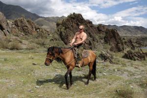 Vladímir Putin, a lomos de un caballo, en una imagen tomada en agosto de 2009 convertida en carne de meme.