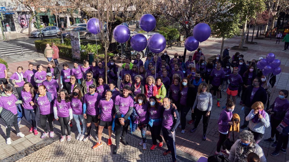 Algunas de las personas que se unieron ayer a la marcha, a su salida.