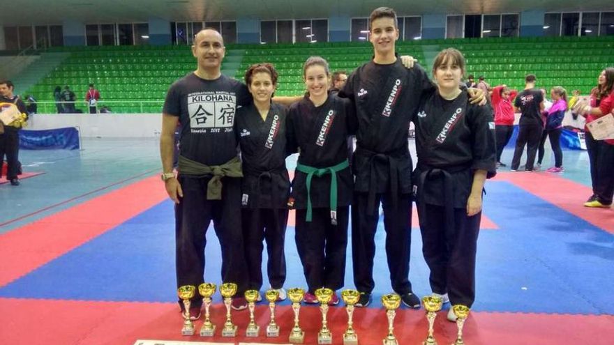 La expedición vilagarciana posa con los trofeos conseguidos en el Ciudad de Almuñécar. // FDV