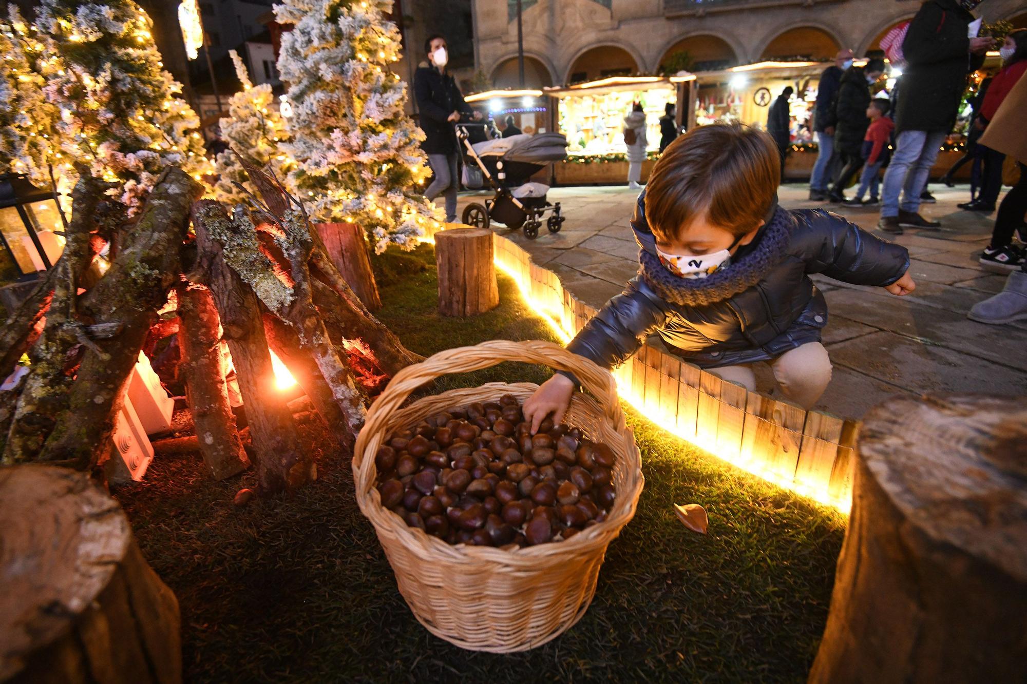 El poblado navideño llena de luz y color A Ferrería