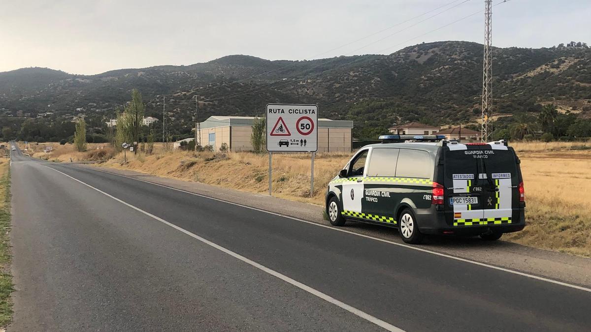 Vehículo de la Guardia Civil, en una vía señalizada como ruta ciclista.