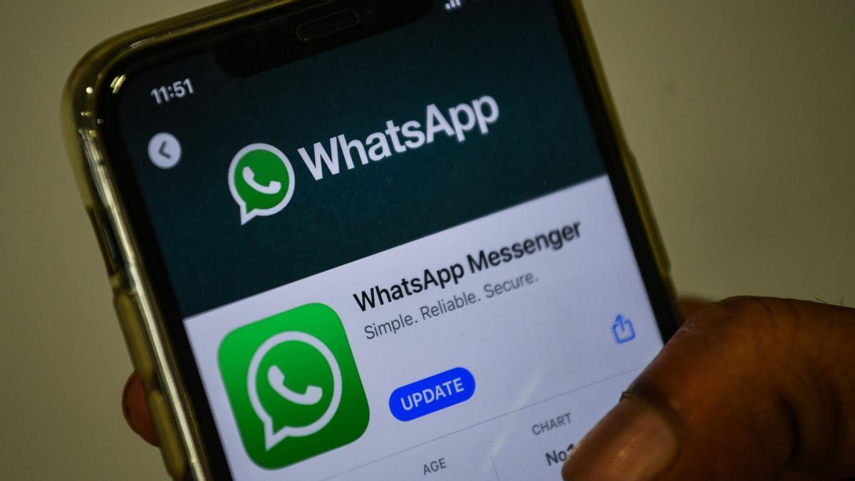 Un usuario descarga la aplicación de WhatsApp en su teléfono móvil