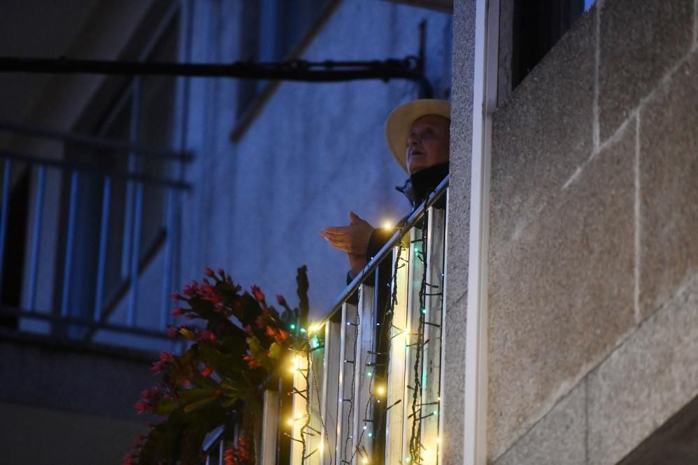 Vecinos unidos en la cuarentena por los aplausos en los balcones