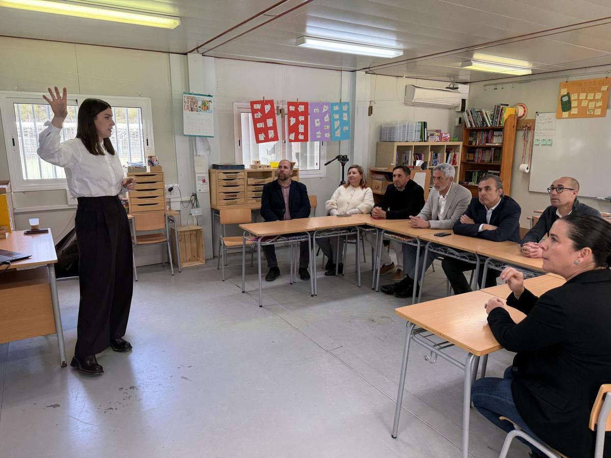 La arquitecta del Ibisec, Laura Oliver, durante la presentación del anteproyecto de ampliación del CEIP El Pilar
