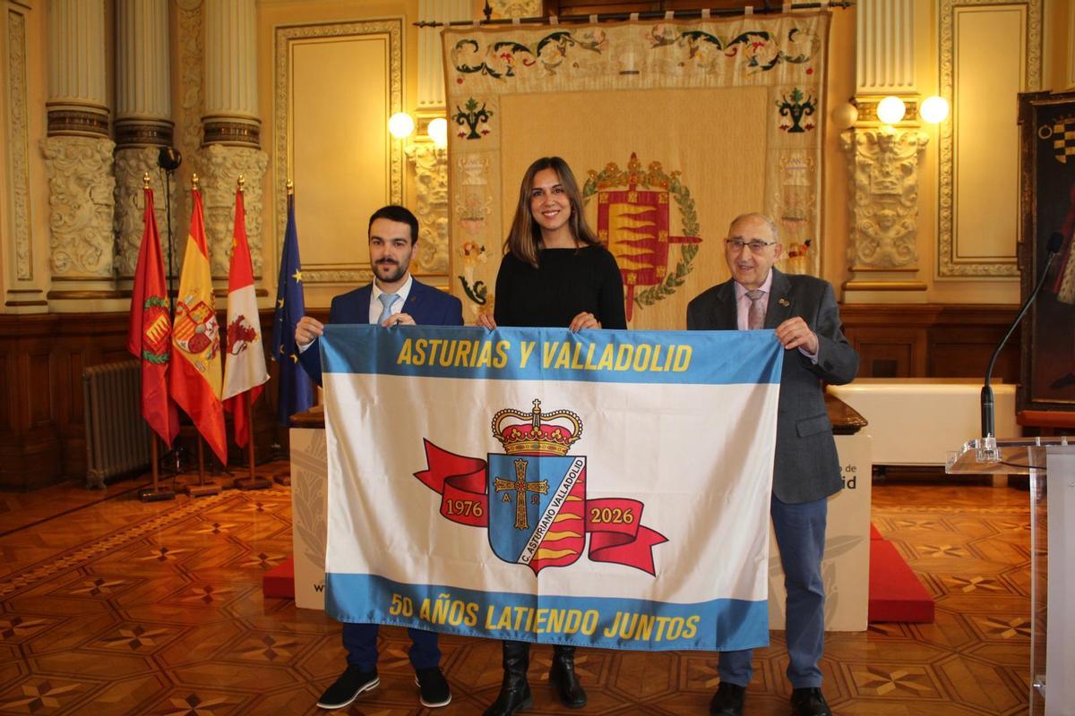 En la imagen, de izquierda a derecha, Blanca Jiménez, concejala de Turismo del ayuntamiento de Valladolid; Alfonso Verdeja, presidente del Centro Asturiano de Valladolid y José Luis Bellido, presidente de la Federación de Casas Regionales y Provinciales en Castilla y León, en el ayuntamiento de Valladolid, posando con el escudo conmemorativo del Centro Asturiano