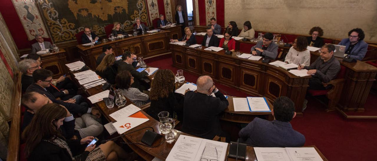 Un instante del primer pleno con Montesinos al frente.