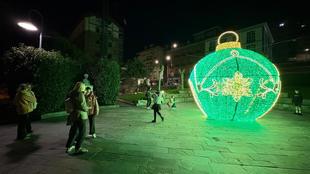 Decoración navideña en el céntrico parque de La Reguerala de Cangas del Narcea.
