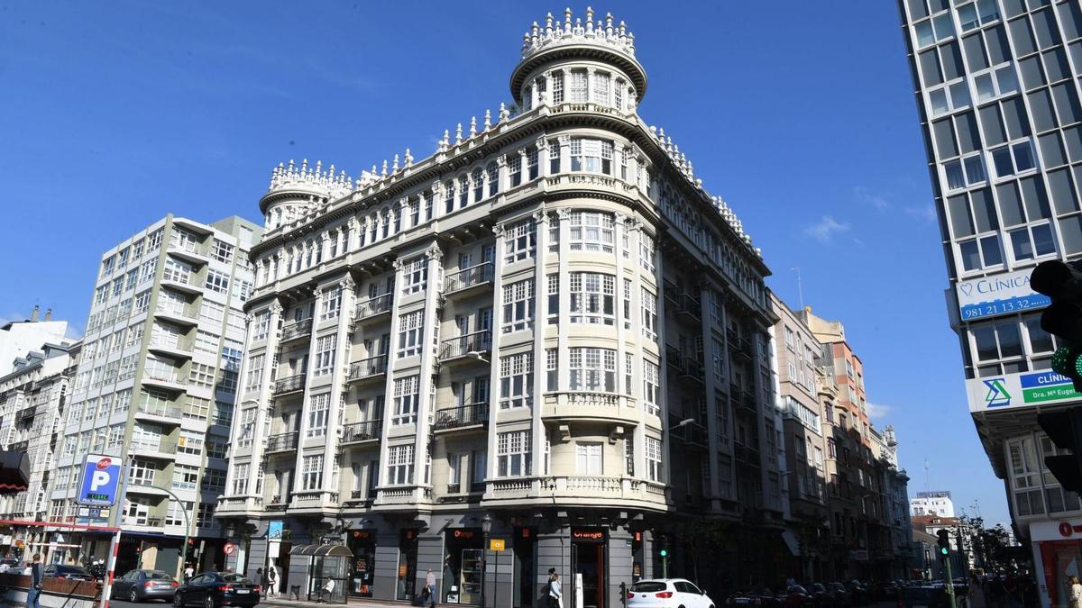 El edificio de la Casa Escariz, cuya titularidad disputa el Ayuntamiento a la Fundación Piñeiro Pose.