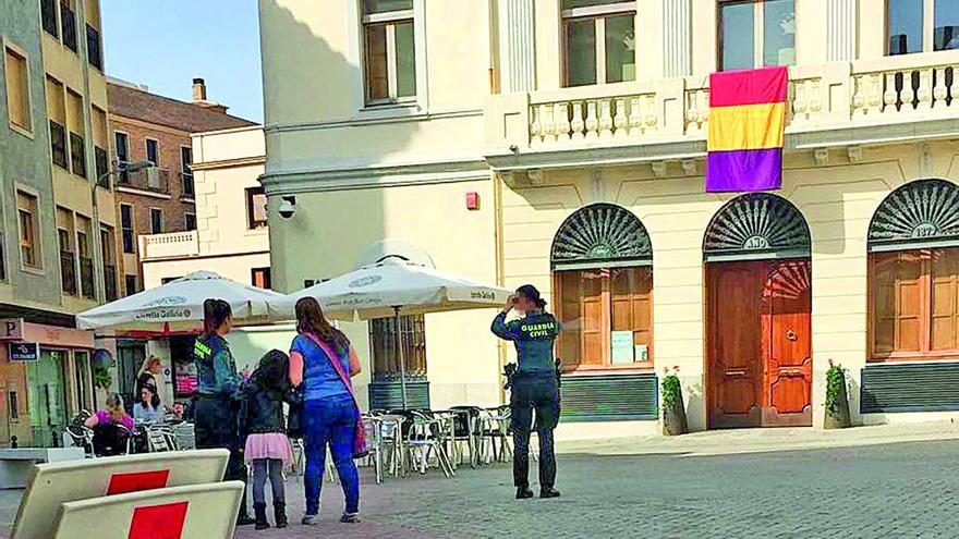 El Gobierno denuncia a otros siete pueblos más por colgar la bandera republicana