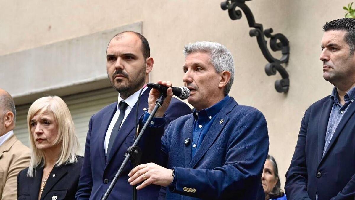 Barcelona. 04.08.2026. Sociedad. Concentración y minuto de silencio en el Ayuntamiento de Esplugues de Llobregat, con presencia del alcalde de la localidad Eduard Sanz, y del conseller de Presidencia, Albert Dalmau, en memoria de la víctima asesinada el pasado sábado en el barrio de Finestrelles. Fotografía de Jordi Cotrina