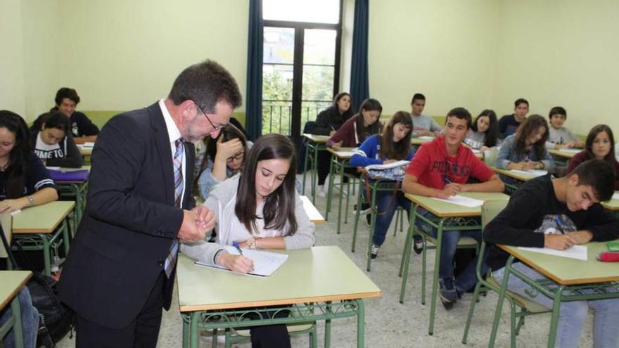 El Consejero, ayer, en una de las aulas de Bachillerato del Instituto tapiego.