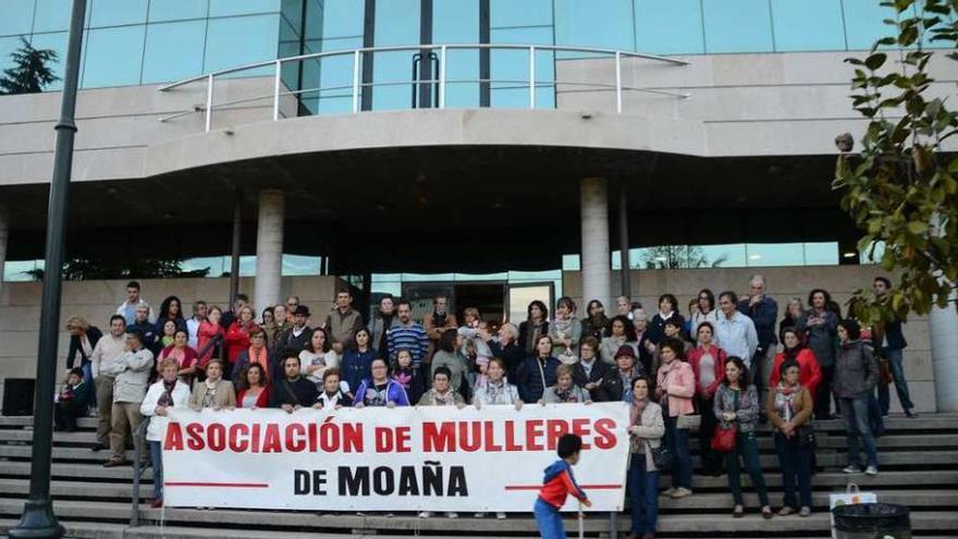 Concentración de la Asociación de Mulleres de Moaña delante del Concello. // Gonzalo Núñez