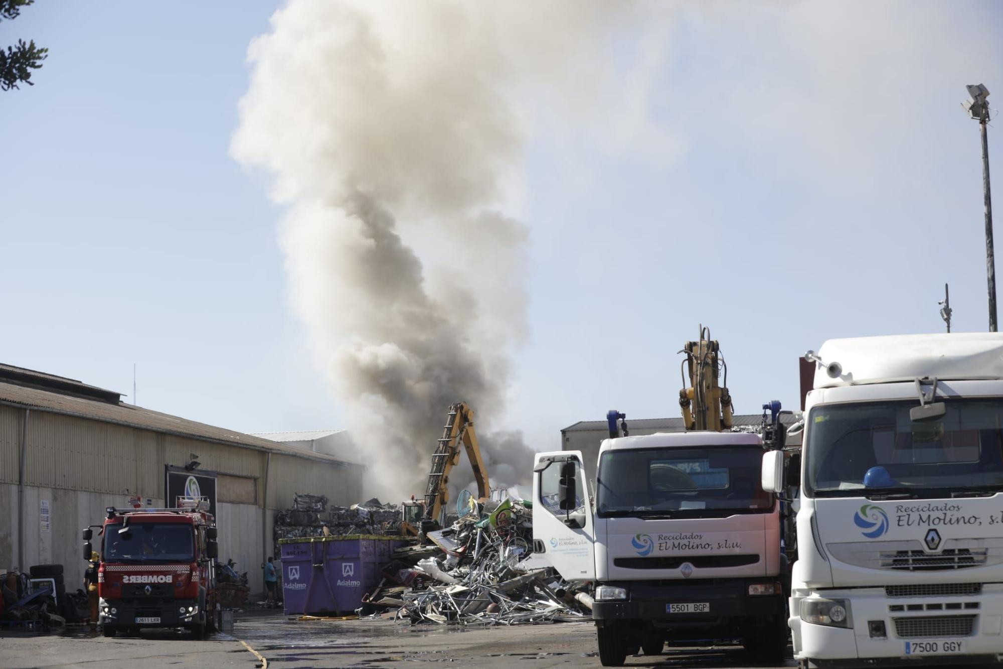 Incendio en una nave industrial de una empresa de reciclaje en Son Castelló