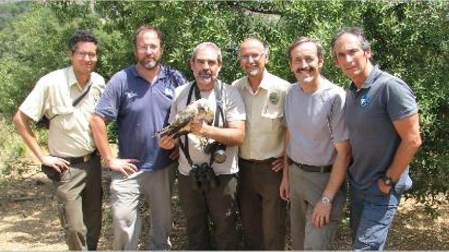 Equipo de campo de SEOBirdlife, con el águila calzada &quot;Maruján&quot;.