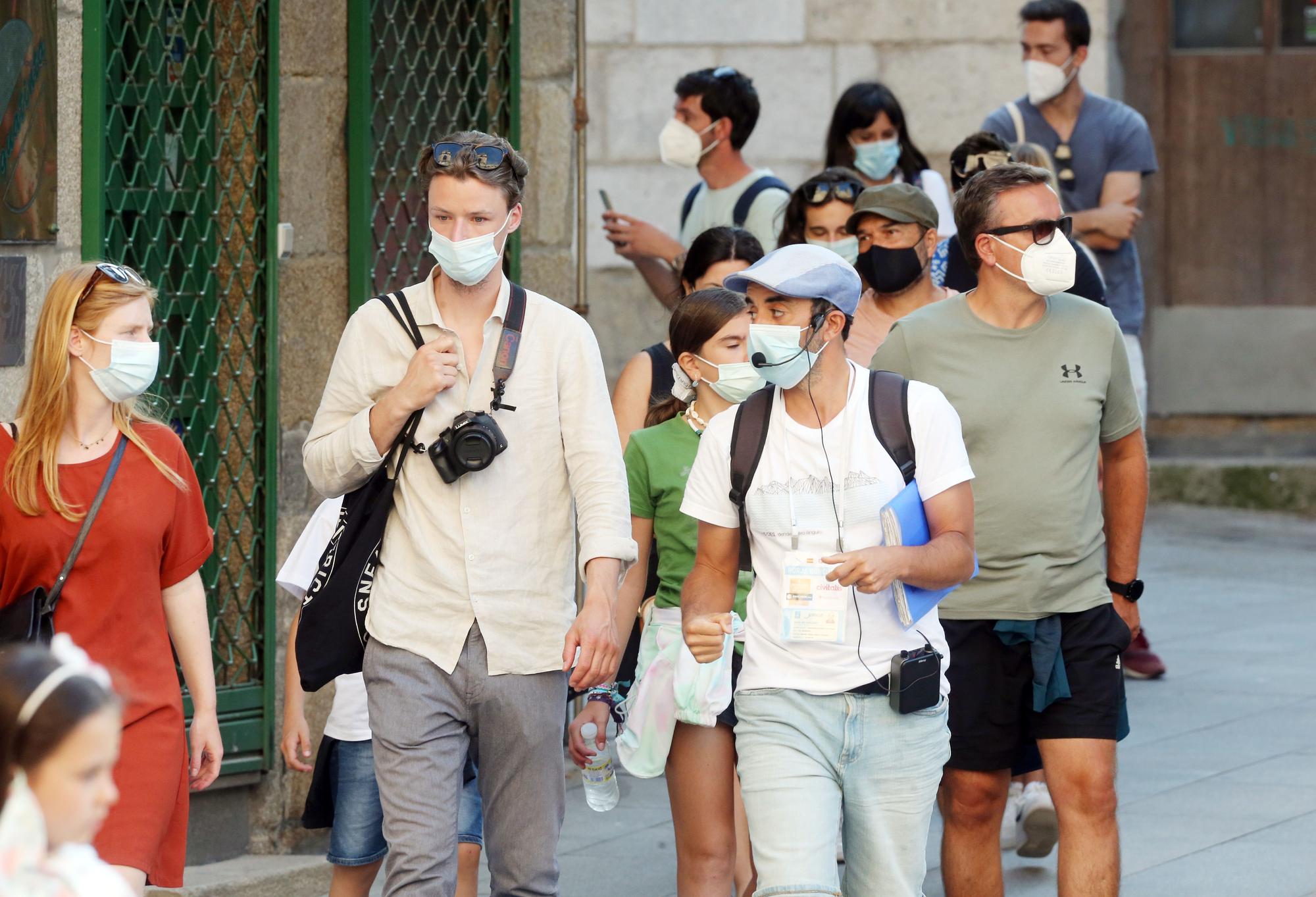 Los turistas disfrutan del sol y la gastronomía de Vigo