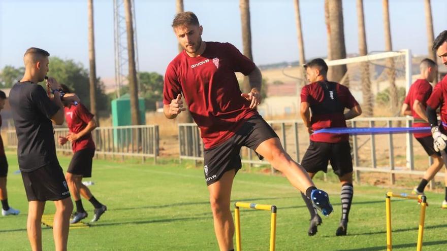 Antonio Casas realiza trabajo físico en un entrenamiento en la Ciudad Deportiva.