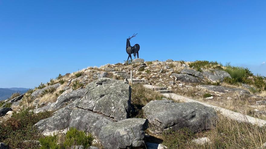 Escultura en lo más alto del Mirador do Cervo de Vila Nova de Cerveira.