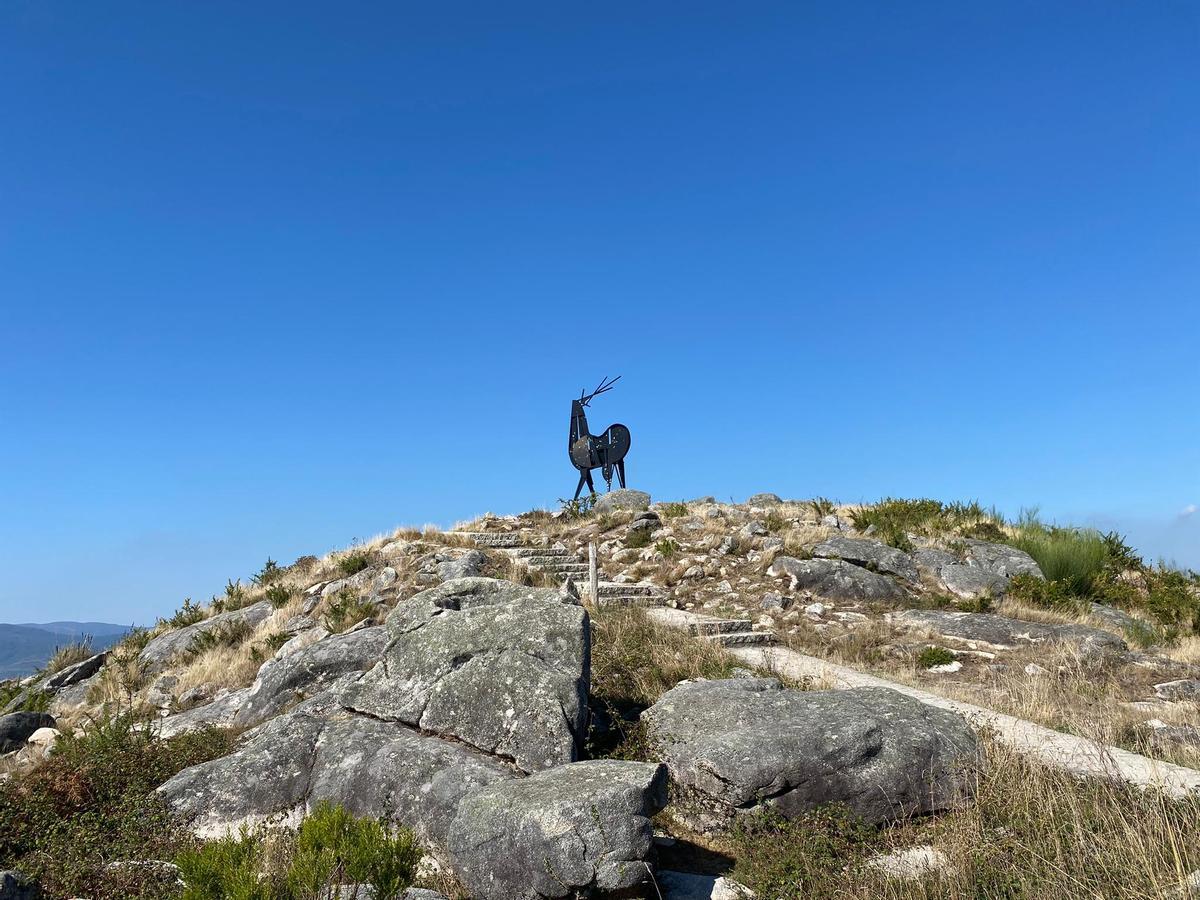 Escultura en lo más alto del Mirador do Cervo de Vila Nova de Cerveira.