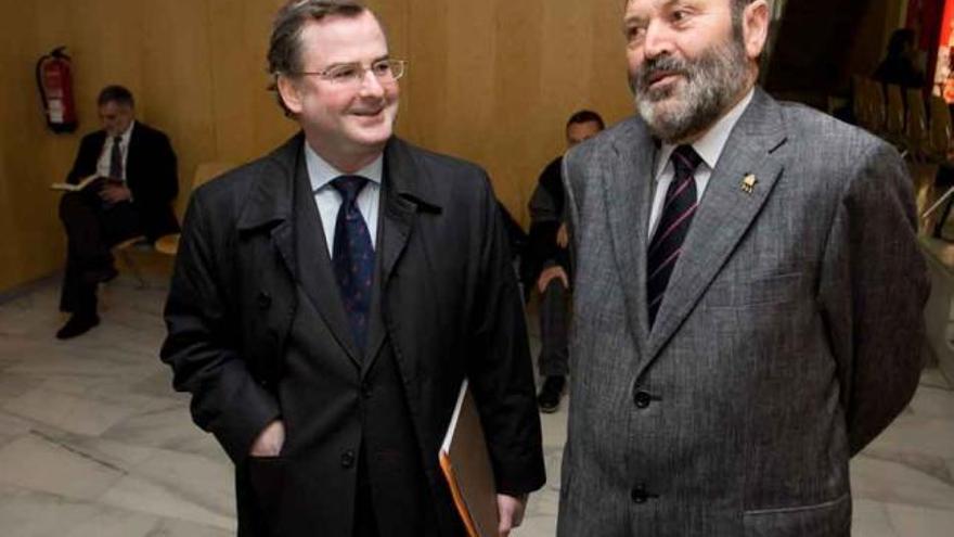 En primer término, Pepe el Ferreiro, junto al abogado Pelayo Mijares, en los Juzgados. A la izquierda yal fondo, el actual director del Museo de Grandas