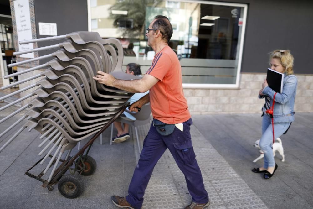 La gente disfruta en las terrazas de Gandia.